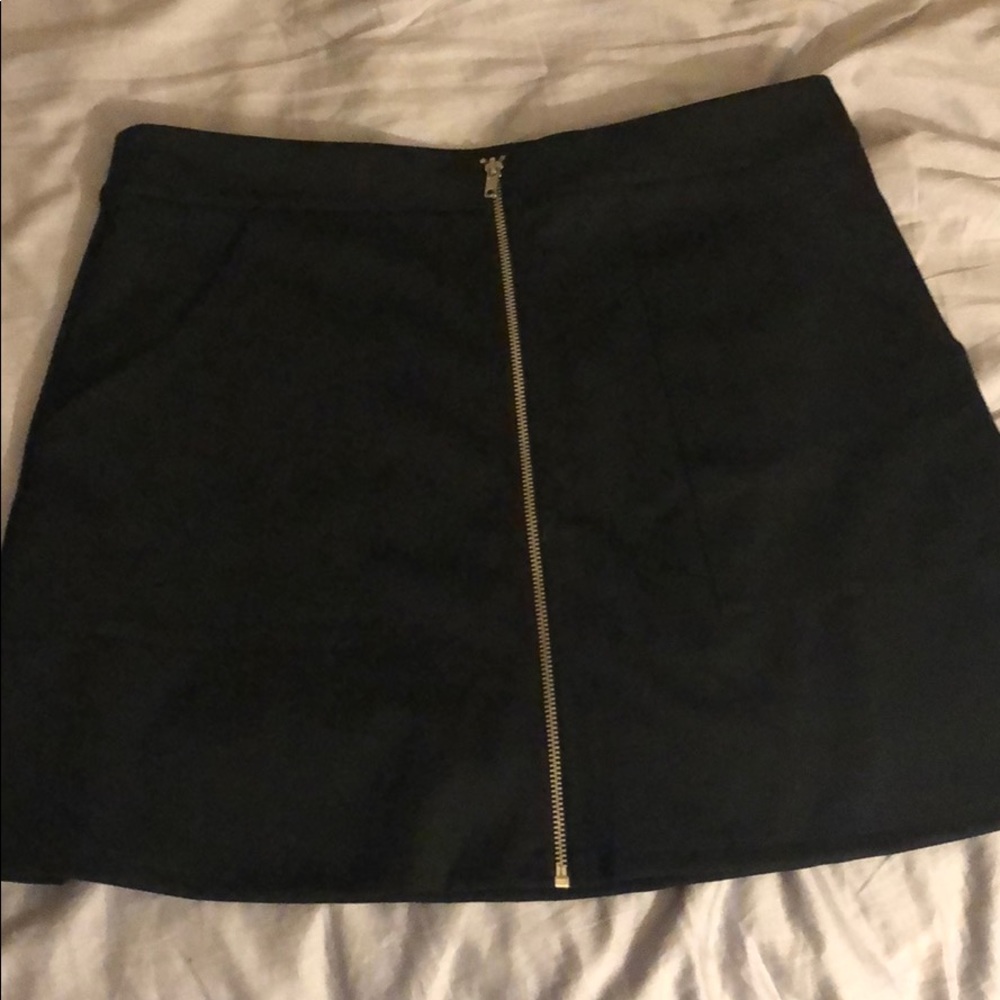 H&M Black Cloth Mini Skirt w/ Zipper Size M